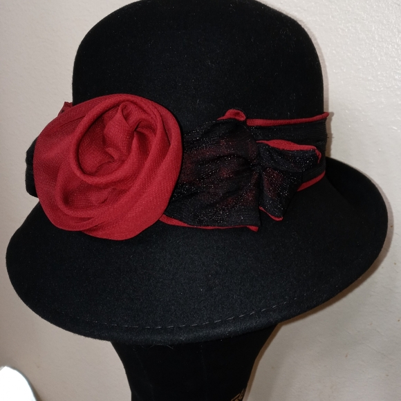 European Design Collanan Cloche Hat with Silk Trim and Roses - Picture 4 of 9